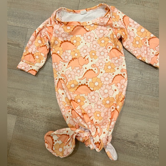 BUNDLE 3 baby items for $5. Baby / infant knot gown - Picture 1 of 1